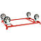 Rood rechthoekig metalen transportframe met vier grijze wielen op een witte achtergrond.