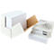 Pile de papier dans une boîte en carton ouverte et un paquet de papier, blanc.