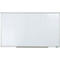 Pizarra blanca rectangular con una superficie de escritura blanca lisa y un marco de metal plateado.