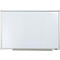 Pizarra blanca rectangular con una superficie blanca lisa y un marco de aluminio plateado.