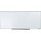 Pizarra blanca rectangular en formato horizontal con marco de aluminio plateado y bandeja para rotuladores.