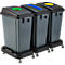 Trois poubelles grises avec des ouvertures de couvercle colorées sur roulettes.