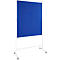 Een mobiel blauw prikbord voor een wit frame. Wielen op de voeten.