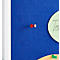 Een rode punaise zit in een blauw viltbord, naast een groene kaart met tekst.