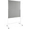 Grijze prikbord met wit frame en wielen.