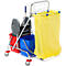 Ein Reinigungswagen mit Wischeimer, Müllsack und Aufbewahrungskorb auf Rollen.