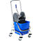 Blauer Putzwagen mit Wischmopp-Presse und Eimer auf Rollen. Chromfarbenes Gestell.