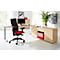 Chaise de bureau avec assise rouge, bureau, buffet et plante dans un bureau lumineux.
