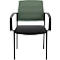 Chaise de bureau avec dossier en filet vert, assise noire et accoudoirs noirs.