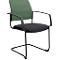 Chaise cantilever noire avec dossier en maille verte et accoudoirs.