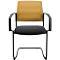 Chaise de bureau avec assise et accoudoirs noirs, dossier en mesh jaune. Cadre métallique noir en forme incurvée.