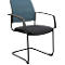 Chaise de bureau avec cadre noir, dossier en maille bleue, assise noire et accoudoirs.
