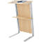 Een staand bureau van licht hout en metaal. Bovenste plank met notitieblok en pen, daaronder een andere plank.