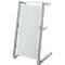 Moderne witte statafel met zilveren frame. Rechthoekige witte plaat, plank eronder, schuin.