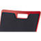 Close-up van de rugleuning van een stoel. Rood frame, zwart mesh, handgreepopening.