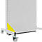 Grand tableau blanc sur roulettes, accent jaune sur le côté. Roues grises.