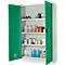 Grüner Stahlschrank mit offenen Türen. Im Inneren stehen zahlreiche Kanister und Flaschen mit Flüssigkeiten.