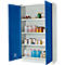 Offener Stahlschrank mit blauen Türen, gefüllt mit Chemikalien in Flaschen und Kanistern.