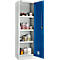 Chemikalienschrank mit blauer Tür, geöffnet. Regale mit Flaschen und Kanistern, teilweise mit Gefahrgut-Symbolen.
