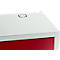 Ansicht von oben auf einen weißen Schrank, roter Tür. Oben eine Lüftung, der Deckel ist leicht abgeschrägt.