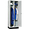 Armoire en acier ouverte avec vêtements de travail, casque et chaussures.