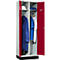Casier ouvert avec porte rouge, contenant des vêtements de travail, un casque et des chaussures. L'armoire est divisée en deux parties, avec des intérieurs gris.