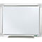 Rechteckiges Whiteboard mit glatter weißer Oberfläche und silbernem Aluminiumrahmen vor neutralem Hintergrund.