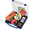 Open blauwe doos met kantoorbenodigdheden: markers, schaar, papier, plakstippen. Tekst op markers luidt 'FRANKEN'.