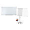 Whiteboard en flipchart met accessoires, zoals pennen, tegen een witte achtergrond.