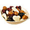 Nuss- und Trockenfruchtmischung in einer Schale aus Naturmaterialien. Enthalten sind Mandeln, Cashews, Haselnüsse, Cranberries und Rosinen.