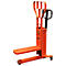 Orangefarbener Hubwagen mit Schutzgitter vor neutralem Hintergrund.