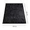 Schwarze Fußmatte mit schwarzen Außenkanten, die Maße sind 850 mm x 600 mm.