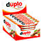 Eine Verkaufspackung Ferrero duplo Schokoriegel mit mehreren Riegeln im Karton auf weißem Hintergrund.