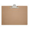 Klemmbrett aus braunem Karton mit Metall-Clip.
