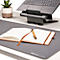 Schwarzer Laptop auf Ständer, Tastatur, Maus, Notizbuch, Stift und Pflanze auf hellem Schreibtisch. Bildschirm zeigt See-Landschaft.