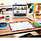 Schreibtisch mit Laptop, Tablet, Wochenplaner mit Blumen, Notebook, Wasserglas und Snacks.