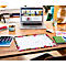 Schreibtisch mit Laptop, Tablet, Notizblock und Wochenplaner mit Blumendekor. Auf dem Laptop ist eine Website zu sehen.