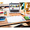 Ein Schreibtisch mit Laptop, Tablet, Wochenplaner und Snacks. Laptop zeigt eine Website. Klares, minimalistisches Design.