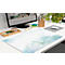 Schreibtisch mit Mousepad im Aquarell-Look, Monitor, Stifthalter, Maus, Stiften und Pflanzen.