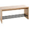 Hocker aus hellem Holz mit schwarzen Metallstäben zur Schuhablage. Modernes Design.