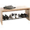 Holzbank mit Schuhablage, darauf Schuhe und Schal. Die Bank ist aus hellem Holz.