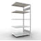 Lichtgrijs wandrek met vijf niveaus, tegen een witte achtergrond. Het rek heeft een hoekige vorm.