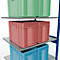 Rek met stapelbare plastic bakken in verschillende kleuren.