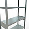 Una estantería metálica con varios niveles, representada en tonos grises.