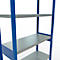 Blauw metalen stellingkast met grijze planken tegen een witte achtergrond.