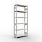 Witte, vrijstaande metalen stellingkast met zes planken, geïsoleerd op een witte achtergrond.