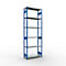 Blauw-grijze stellingkast op witte achtergrond. 5 planken, metalen constructie.
