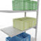 Stelling met groene, gele en blauwe plastic dozen. Dozen staan op planken.