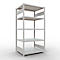 Une étagère blanche à cinq niveaux se dresse sur un fond blanc.