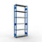 Une étagère métallique bleue et grise se dressant sur un fond blanc.
